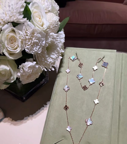 [Regalia jewelry]CLOVER 16 MOTIF GREY MOP GOLD NECKLACE