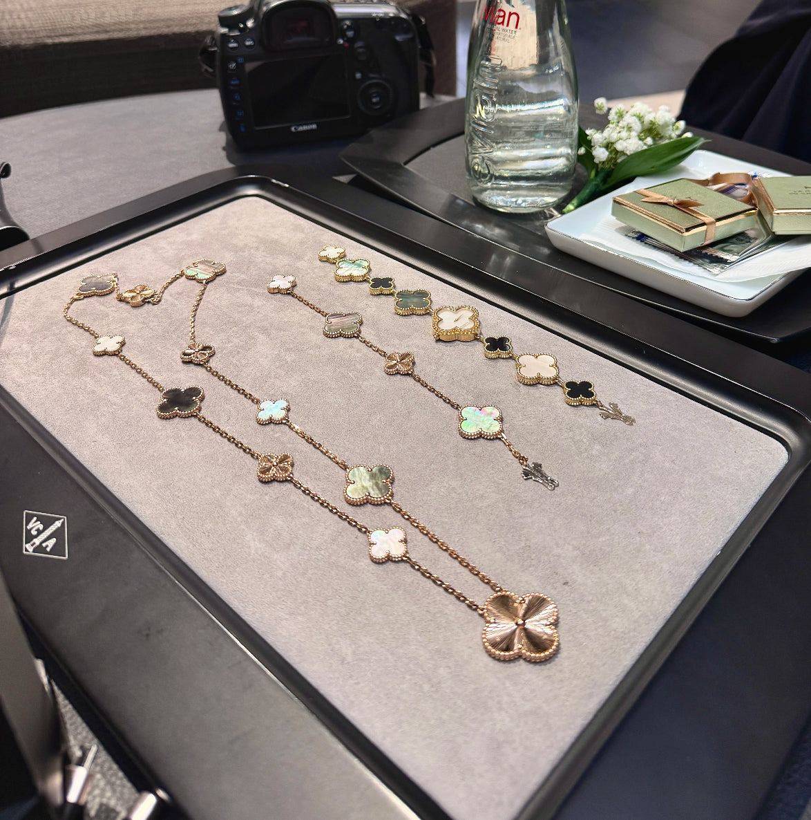 [Regalia jewelry]CLOVER 16 MOTIF GREY MOP GOLD NECKLACE