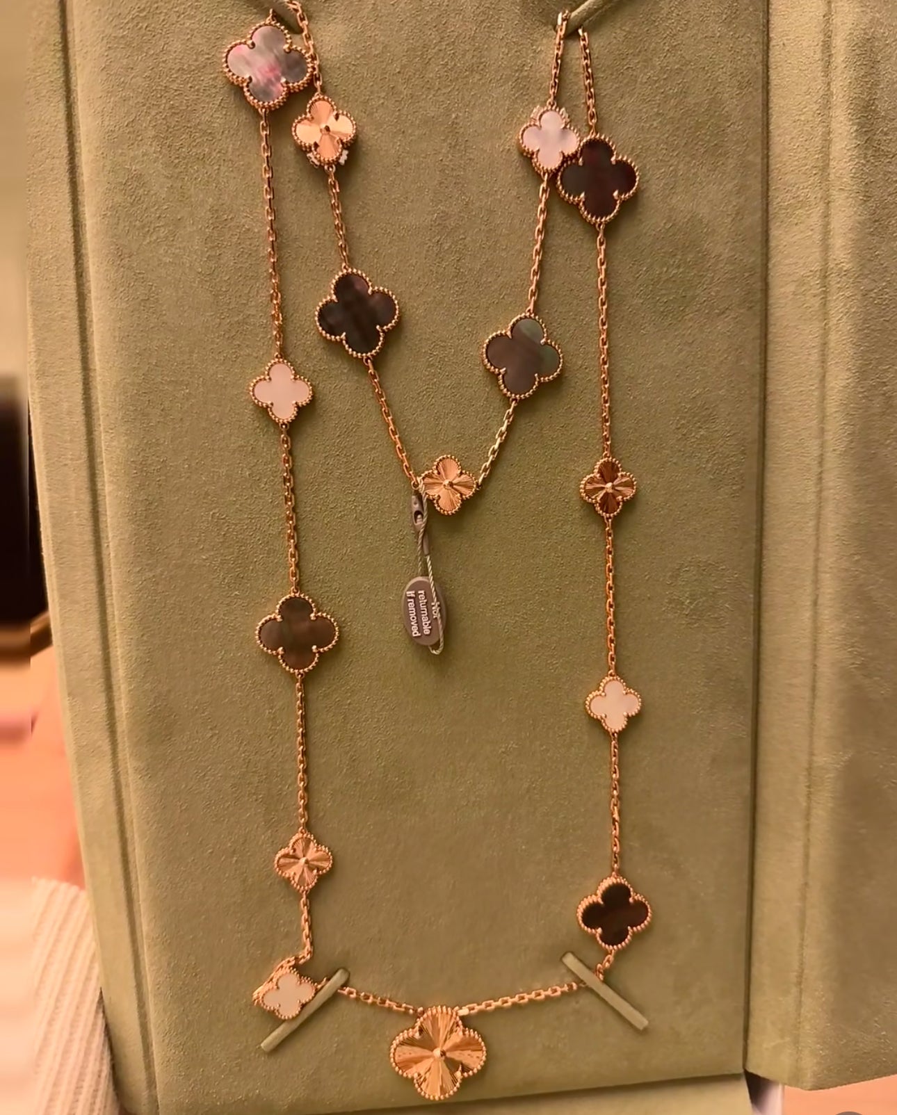 [Regalia jewelry]CLOVER 16 MOTIF GREY MOP GOLD NECKLACE